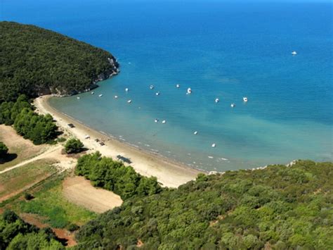 Cala di Forno, a piedi attraverso il parco .